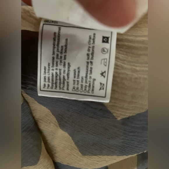 CHANEL
chevron print silk cape style blouse size M
Made in France - Picture 15 of 16